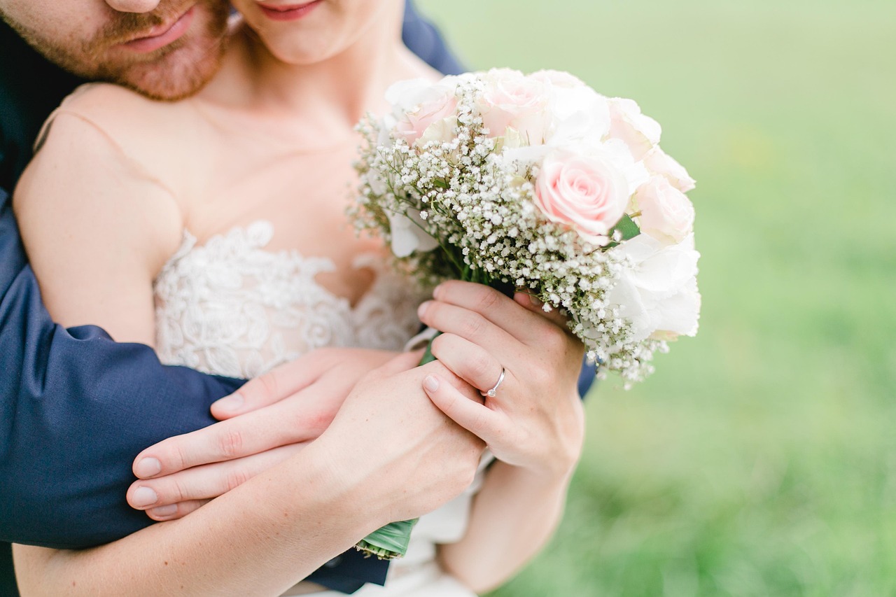 Styl boho na ślubie: lekkie i naturalne propozycje dla Panny Młodej